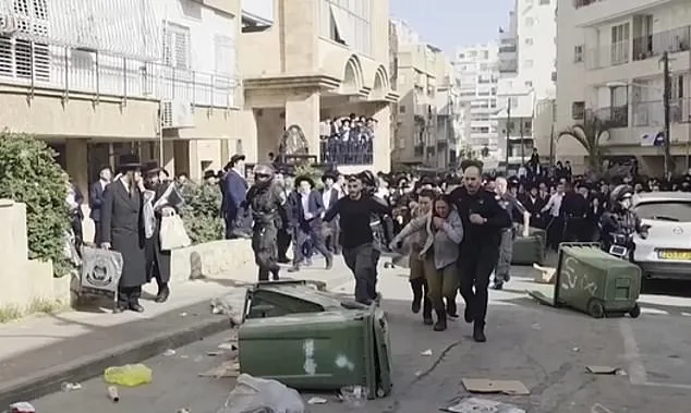 Israeli Soldiers Face Mob Violence in Bnei Brak, Reigniting Conscription Debate