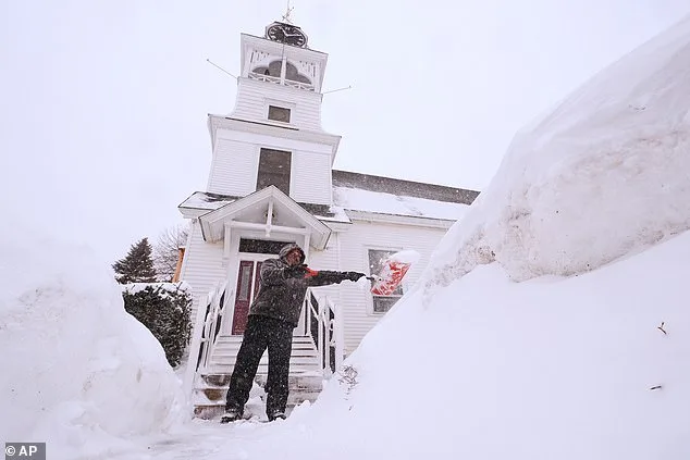Boeing 767 Carrying ICE Detainees Stranded in New Hampshire Blizzard for 13 Hours Amid Controversy